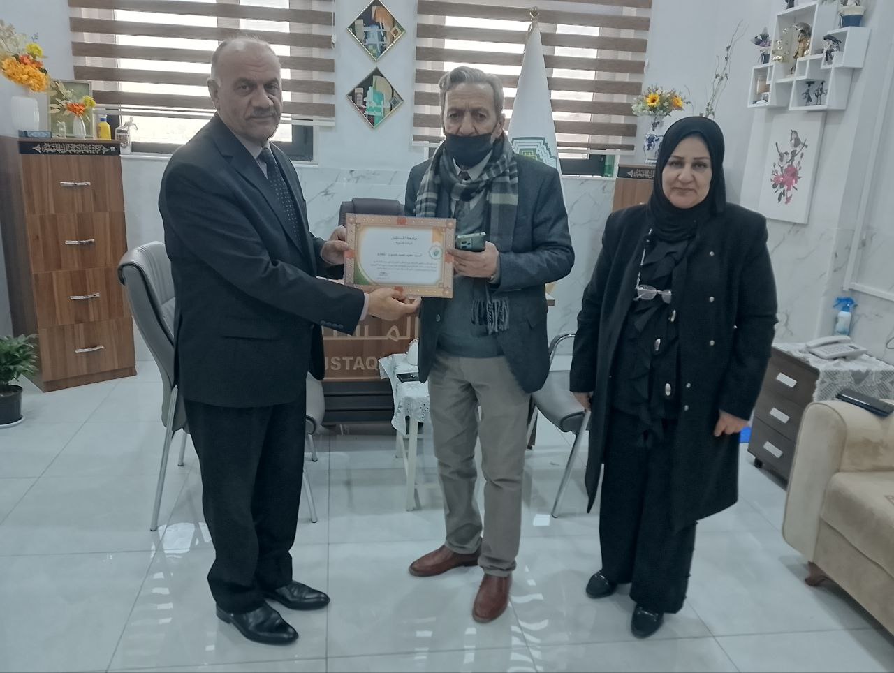 تكريم أساتذة كلية الفنون الجميلة في جامعة المستقبل لمساهمتهم في رسم اللوحات الجدارية بكلية الآداب
