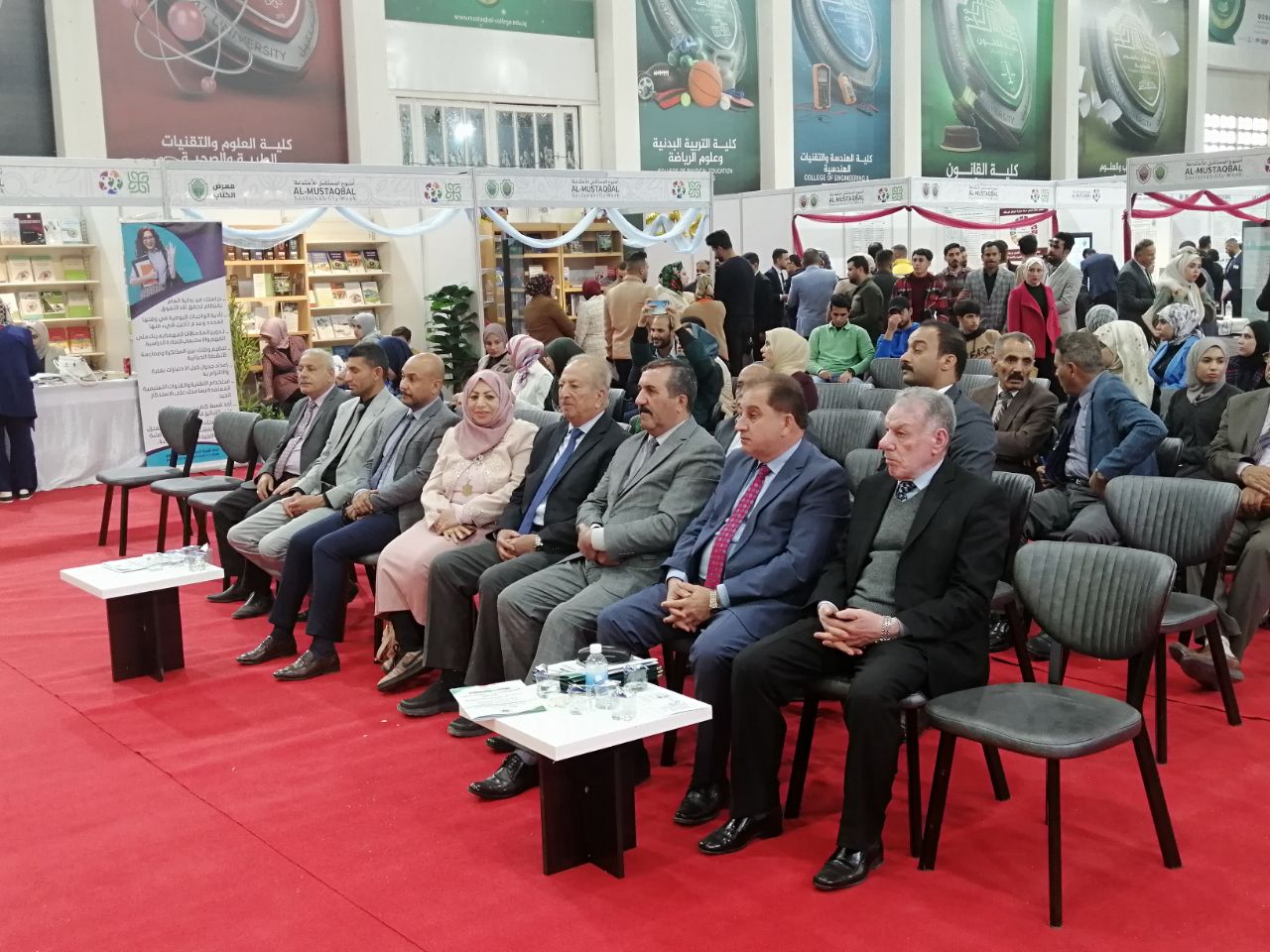 تواجد عميد كلية العلوم الادارية في قاعة كلية التربية الرياضية لحضور ورشة عمل 