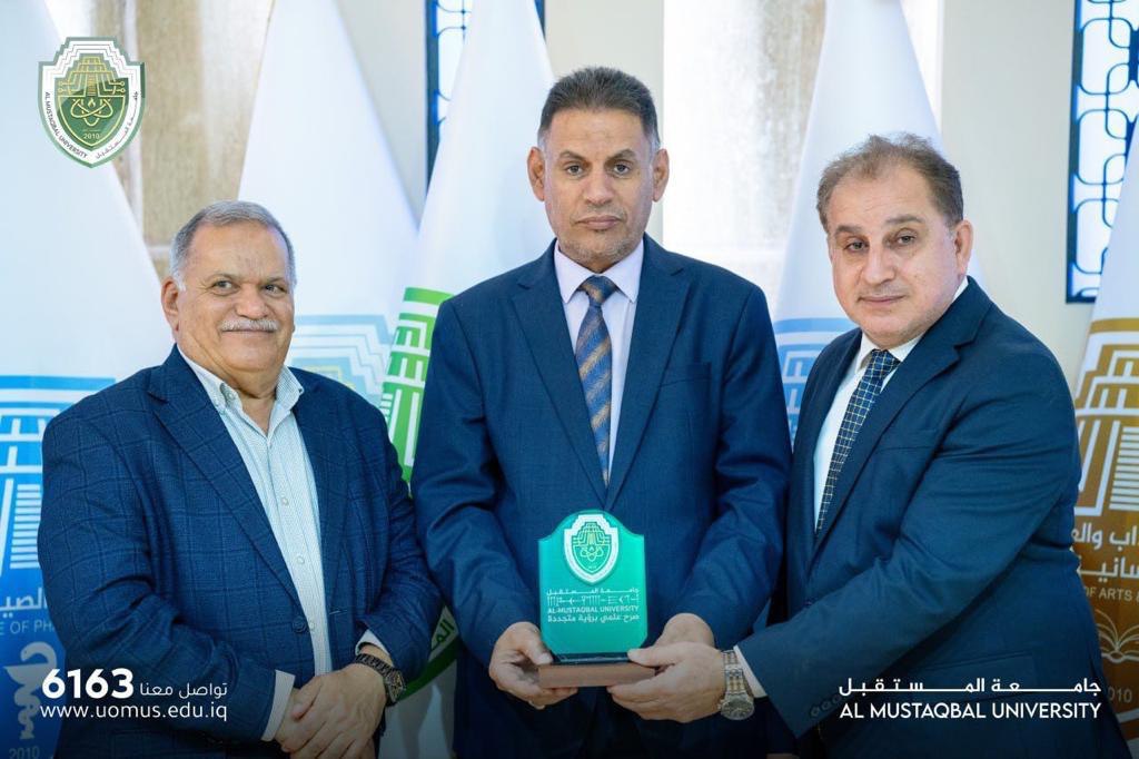 عميد كلية العلوم الادارية يكرم عميد كلية الادارة والاقتصاد بجامعة القادسية