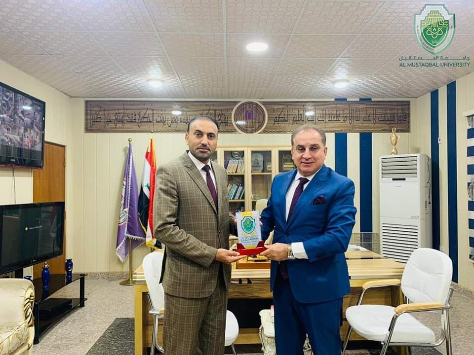 السيد الدليمي يكرم السيد عميد كلية الادارة والاقتصاد بجامعة الكوفة