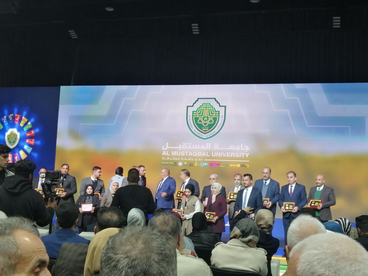 تكريم احد منتسبي الكلية تتويجاً للجهود الاستثنائية التي اسهمت في نجاح اسبوع المستقبل للاستدامة