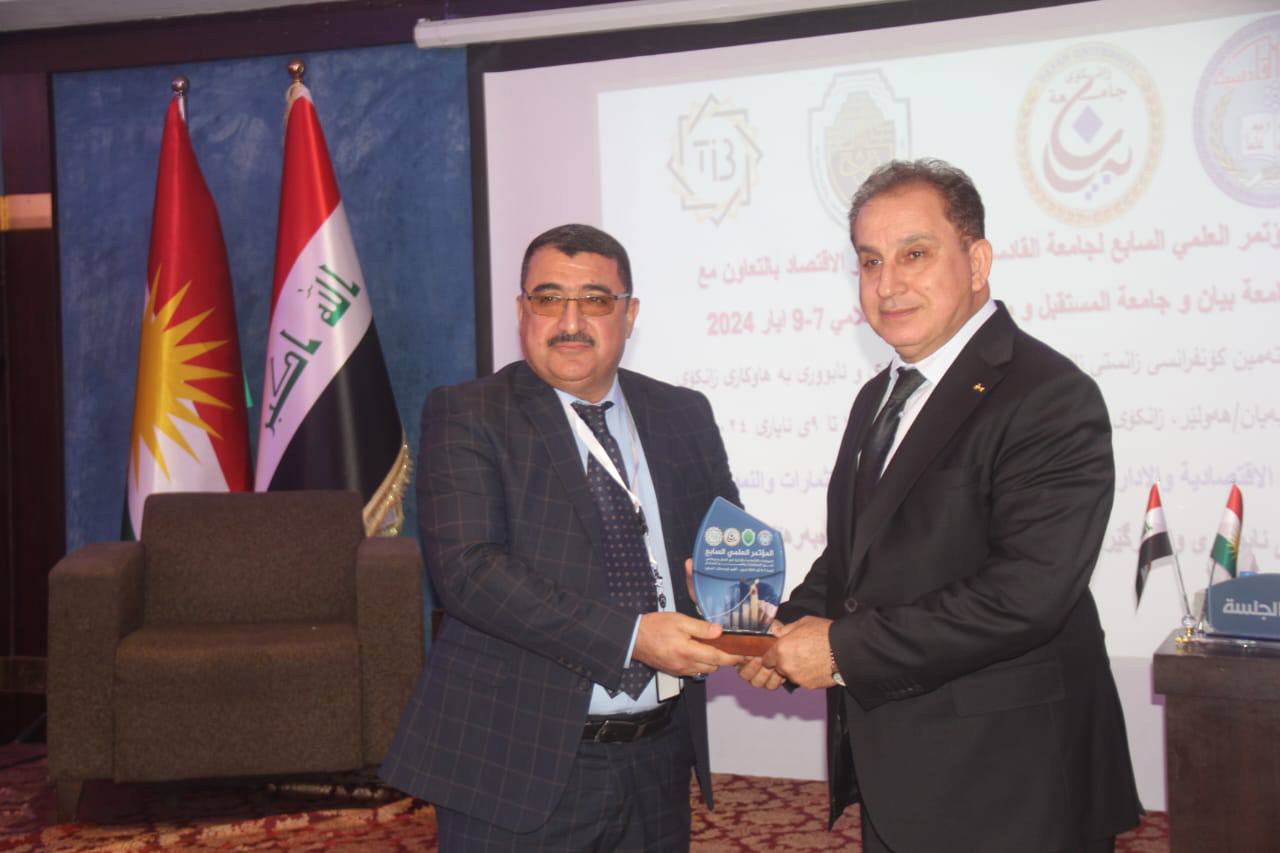 وقائع المؤتمر العلمي السابع: جانب من تكريم المشاركين بدرع المؤتمر وشهادات المشاركة