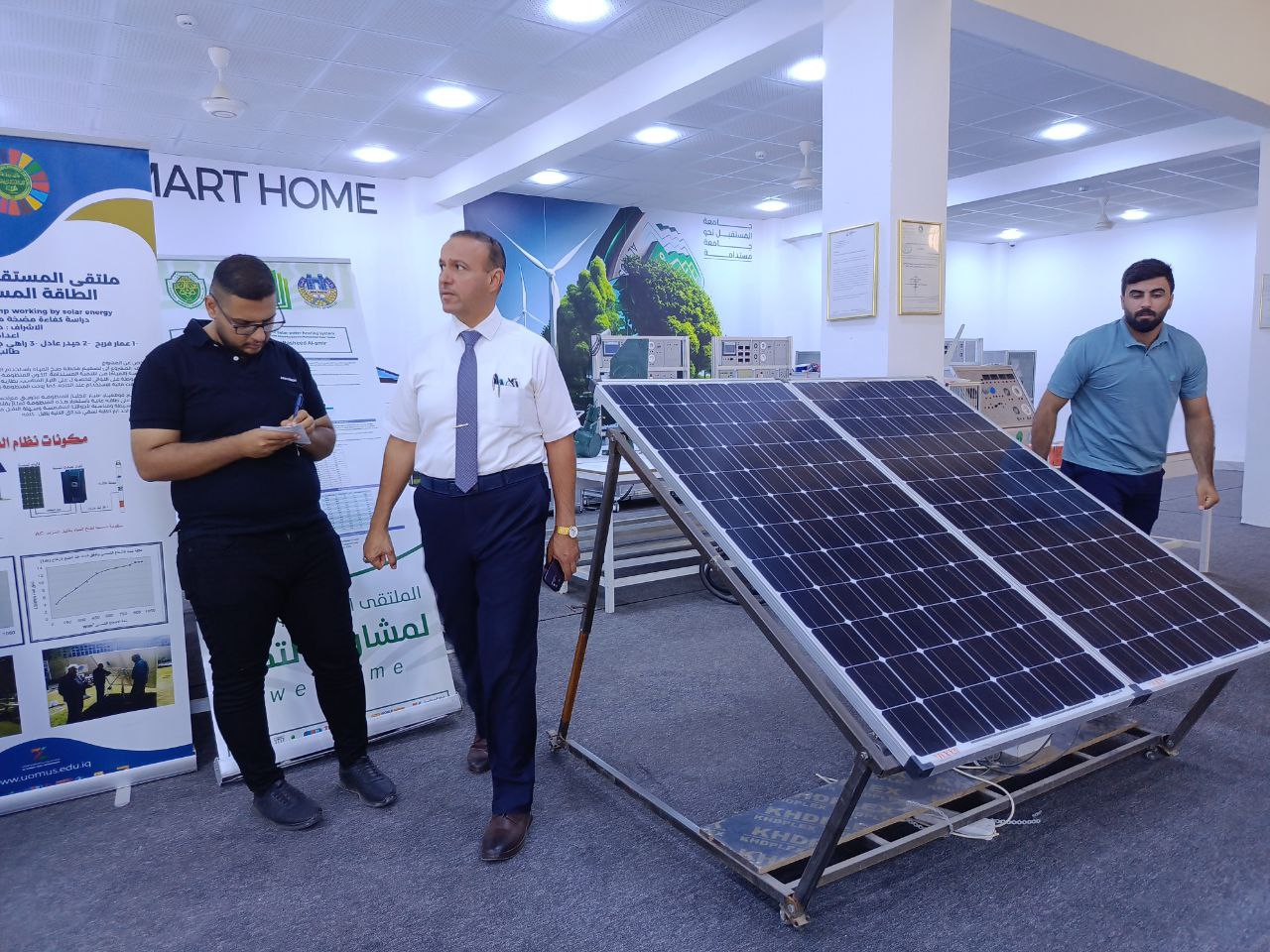 جولة السيد عميد كلية الهندسة والتقنيات الهندسية في مركز بحوث الطاقة ..