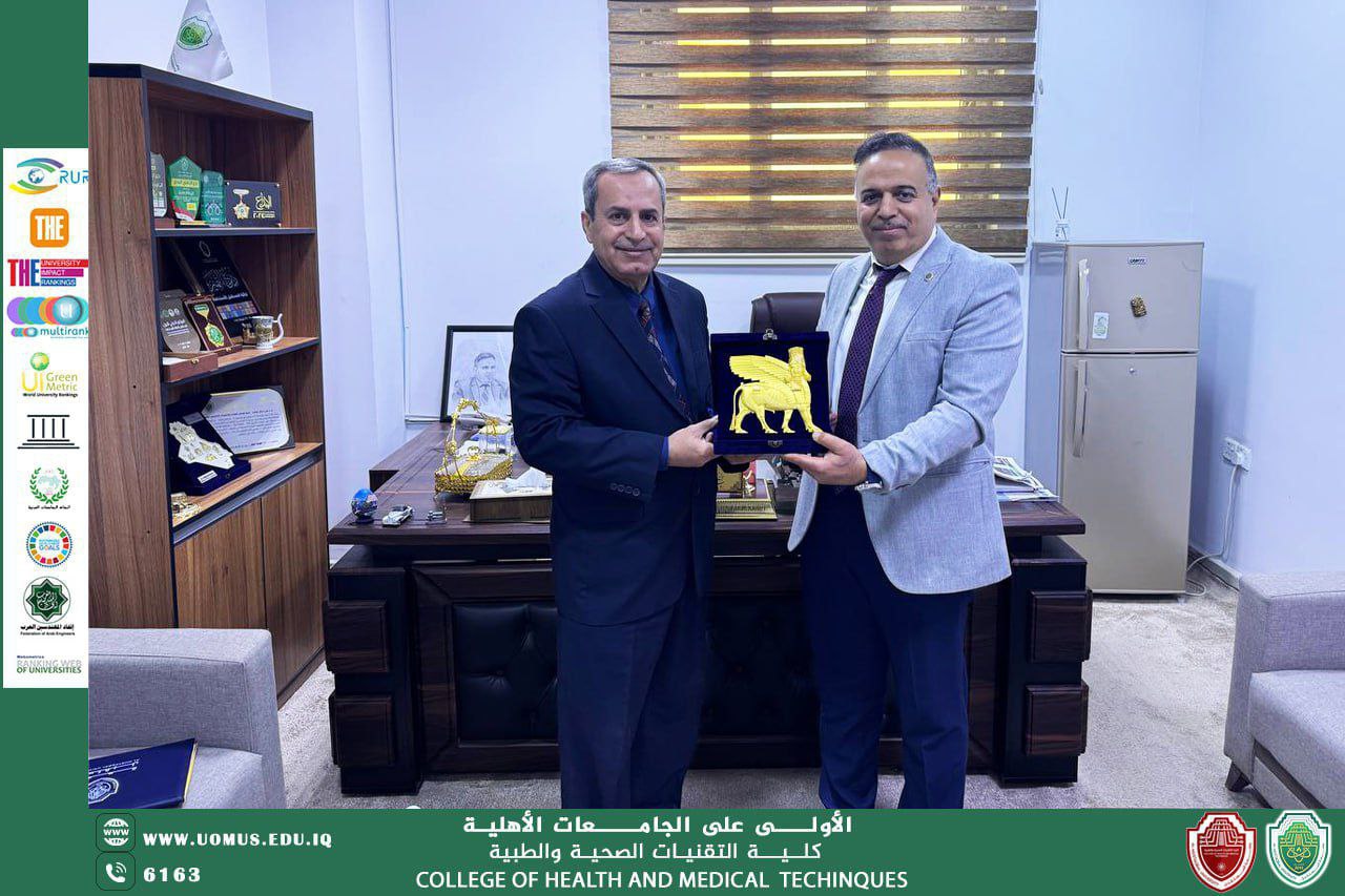"عمادة كلية التقنيات الصحية بجامعة المستقبل تكرم الدكتور مازن عبد اللطيف بدرع التميز"