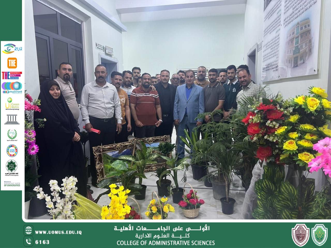 First-year evening students in the Department of Business Administration organize an environmental activity to decorate the college.