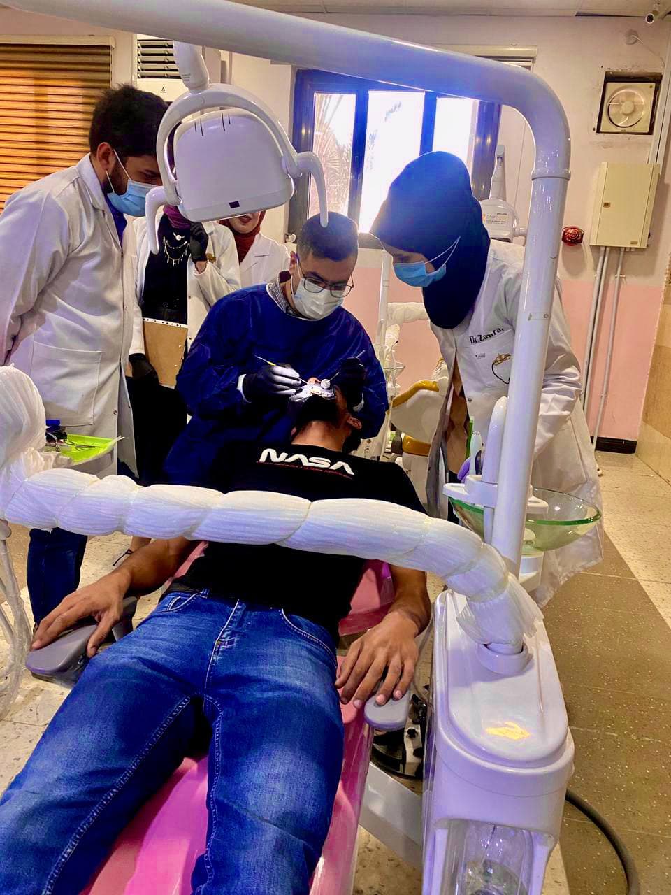 The procedure of applying a rubber dum in the dental clinics