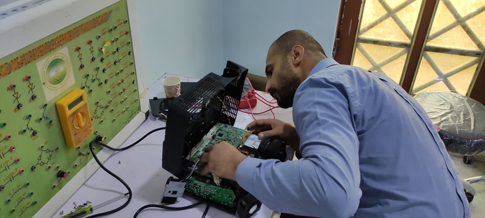 صيانة اجهزة ال DataShow في قسم هندسة تقنيات الحاسوب