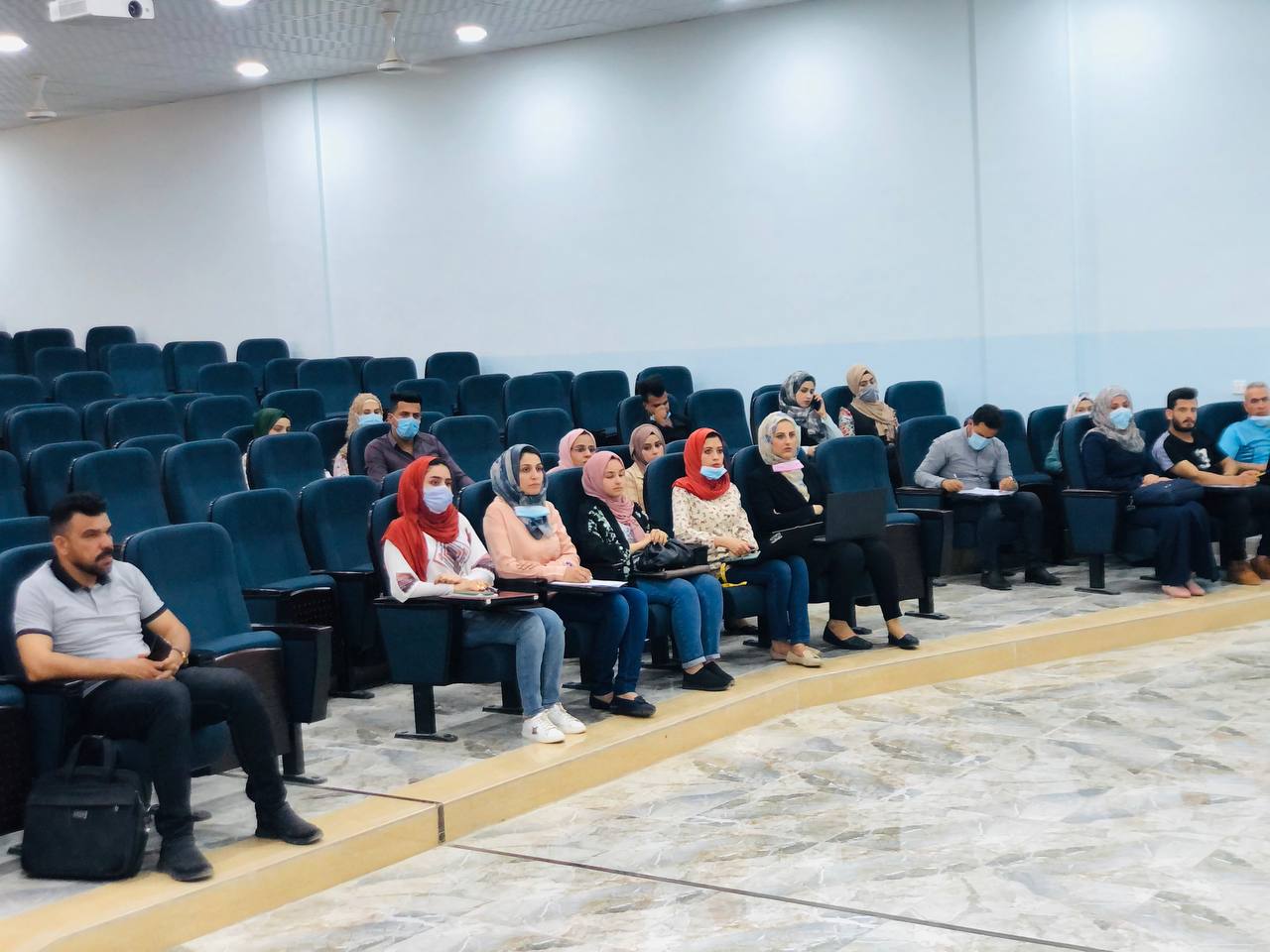 حضور التدريسية بقسم الصيدلة وممثلة التعليم الالكتروني دكتورة رفل الخفاجي ورشة تدريبية