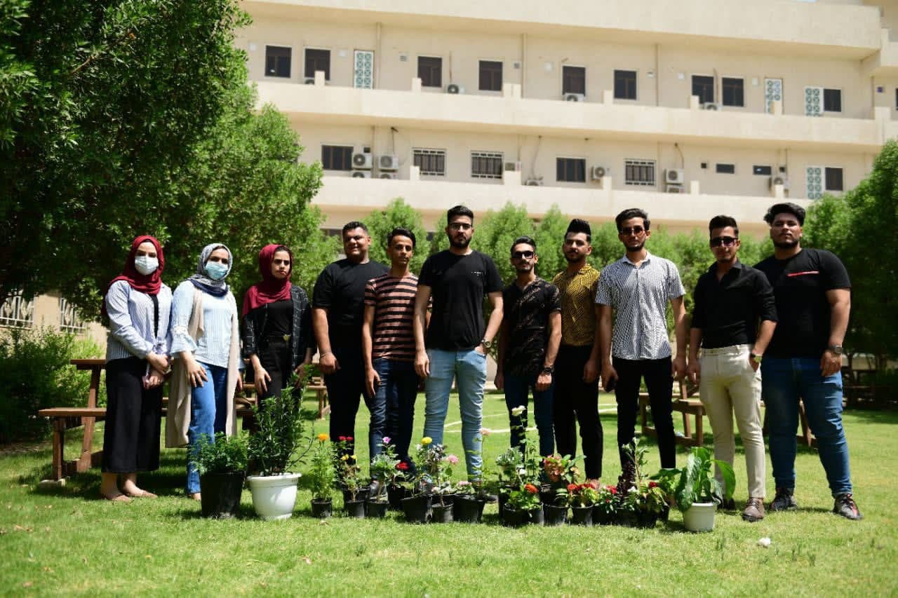 حملة لزراعة النباتات داخل أروقة الكلية