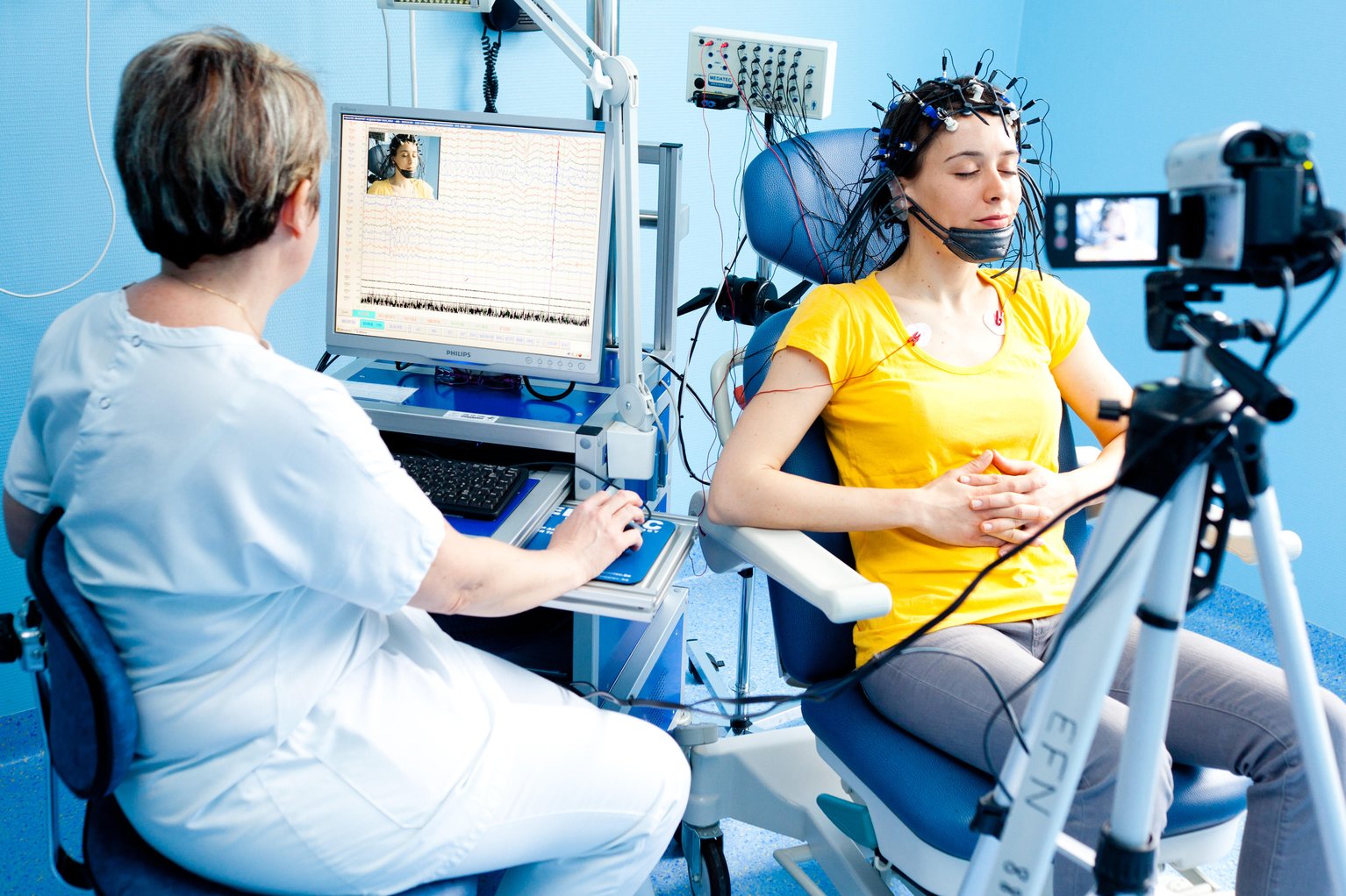 حلقة نقاشية" مخطط كهربية الدماغ (EEG)"