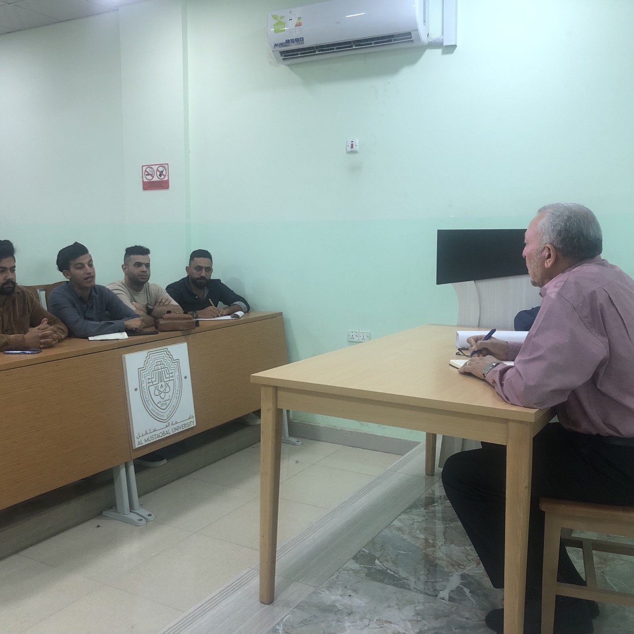 جانب من الاجتماعات الدورية لمجاميع بحوث التخرج بأشراف تدريسي القسم