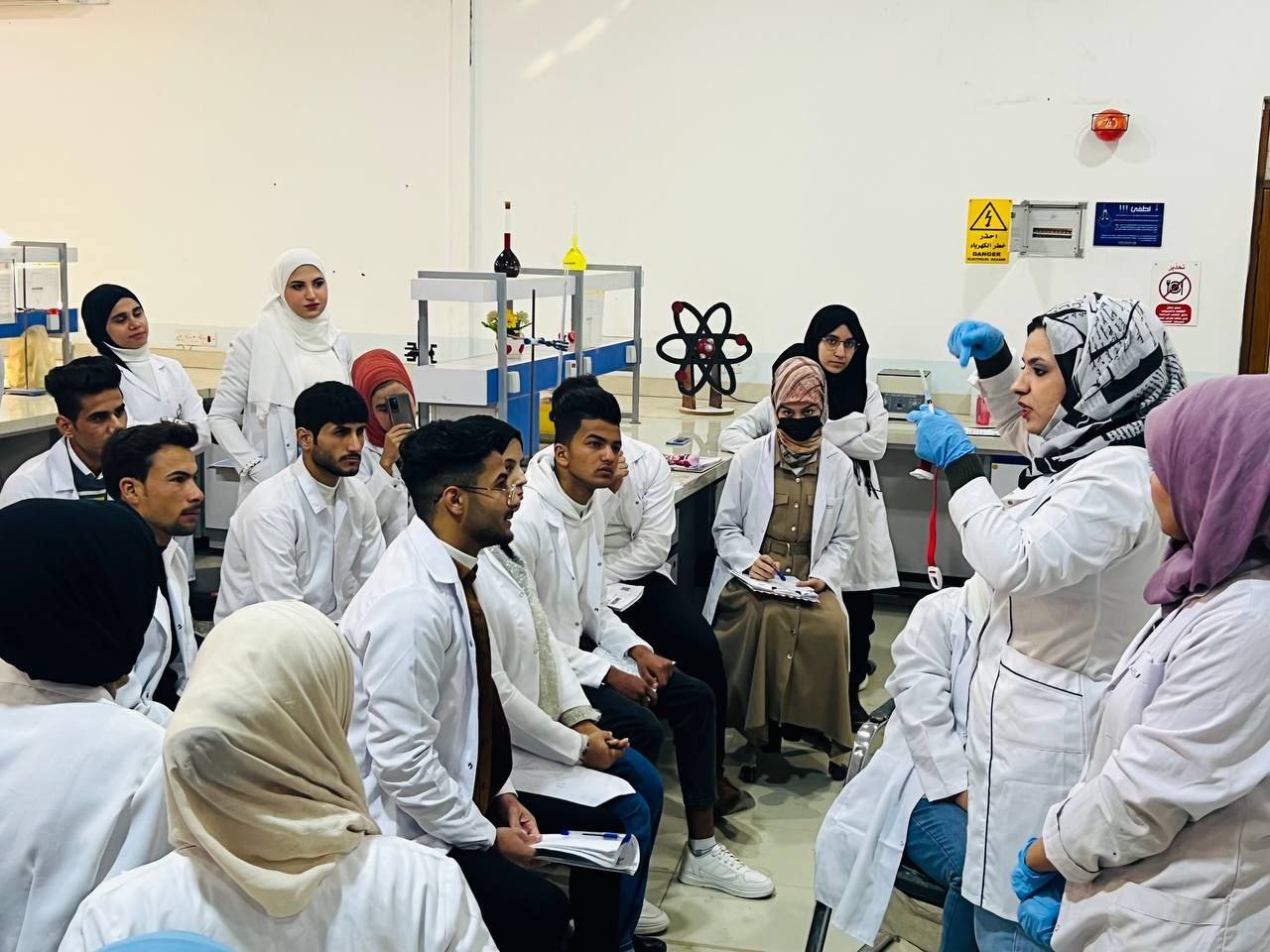 قسم تقنيات المختبرات الطبية في كلية المستقبل الجامعة يقيم دوره تدريبية سحب الدم لطلاب المرحلة الاولى