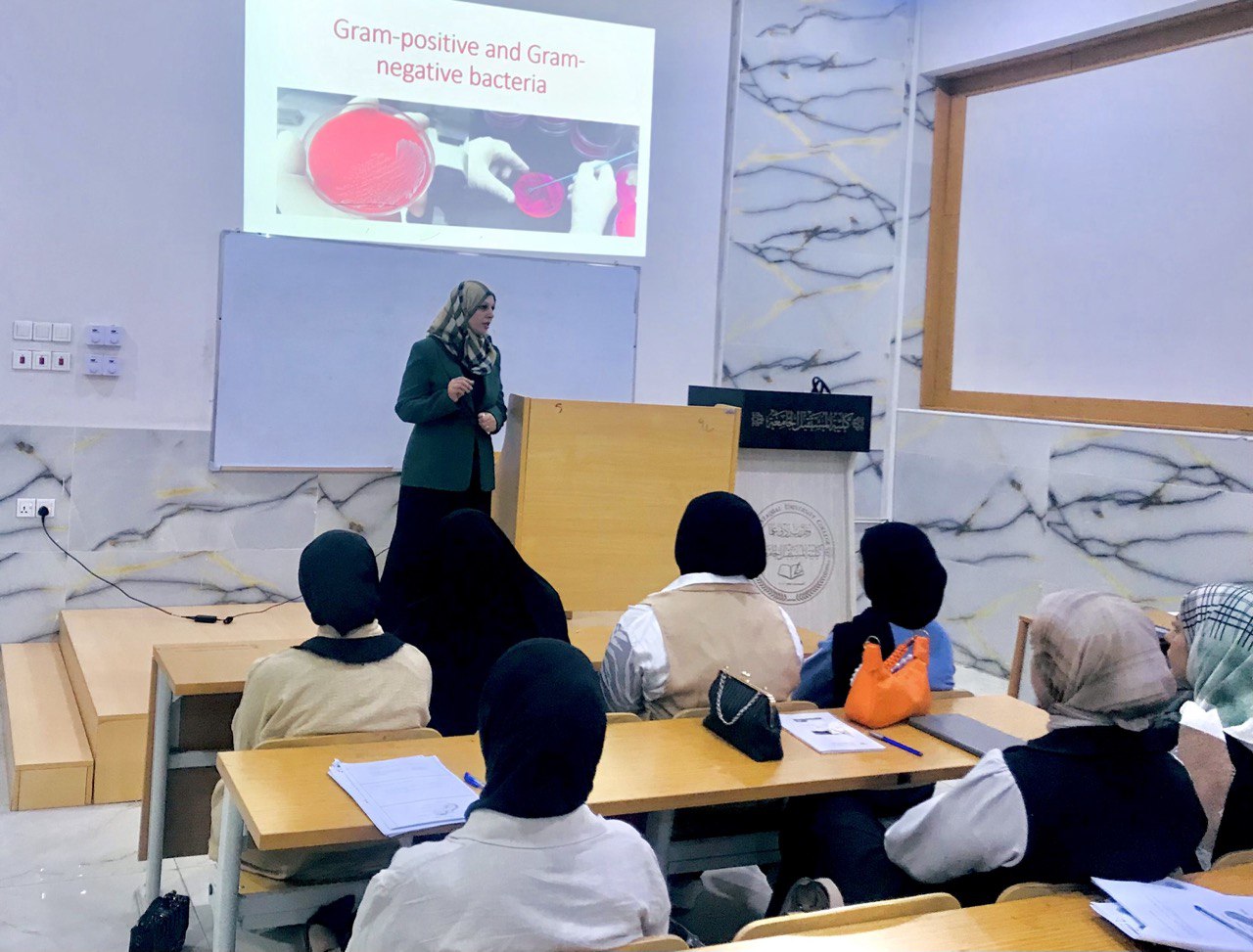 ورشة علمية للتدريسية ( م.د اصيل هاشم راضي ) بعنوان " (بنية الخلية البكتيرية - Gram positive & Gram negative"