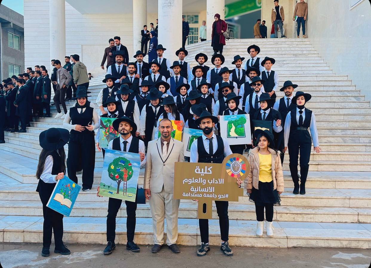 تدريسيتان تتألقان في رسم لوحات ..