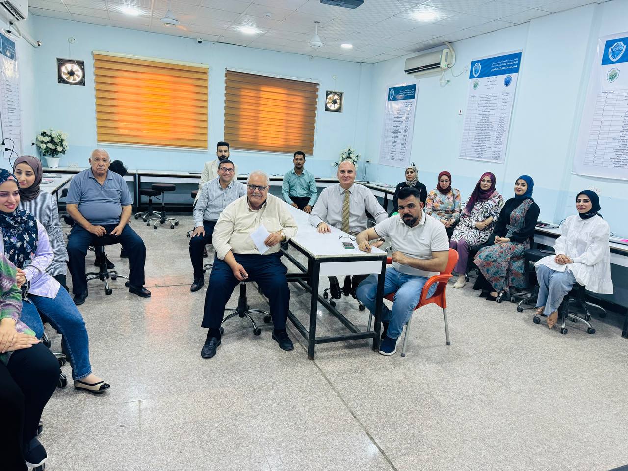 "اجتماع الكادر التدريسي للقسم"