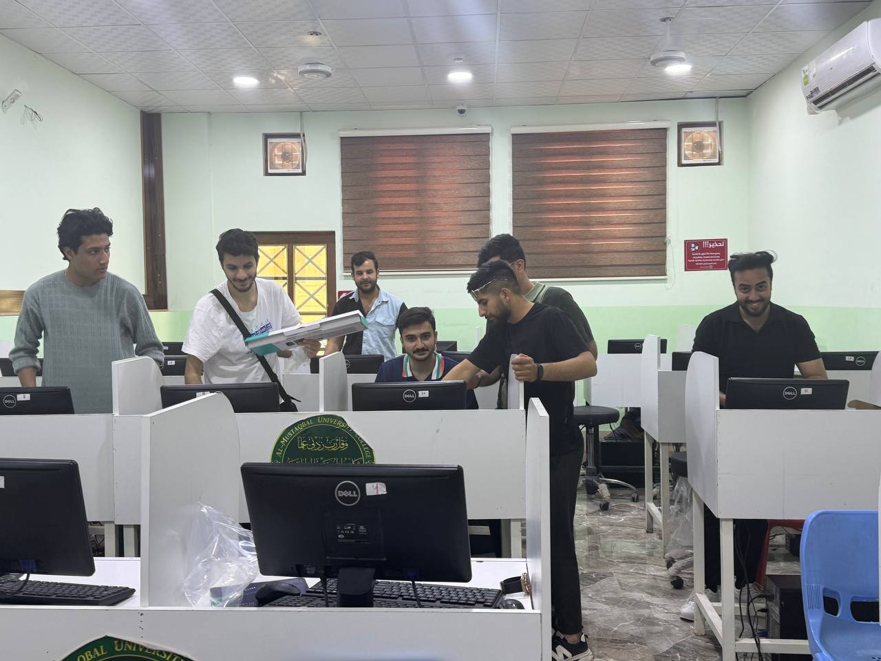 طلاب المرحلة الثانية يتبرعون بلوازم حاسوبية لتعزيز تجربة التعلم في مختبر ٣٠٣