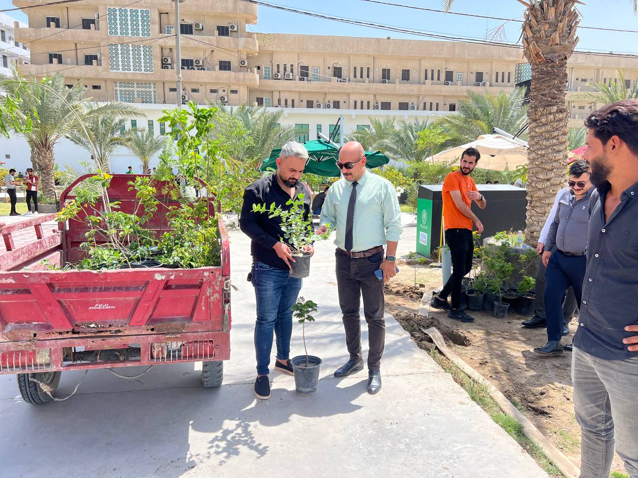 تشجير نباتات نادرة في ساحة الجامعة بمناسبة يوم الأرض