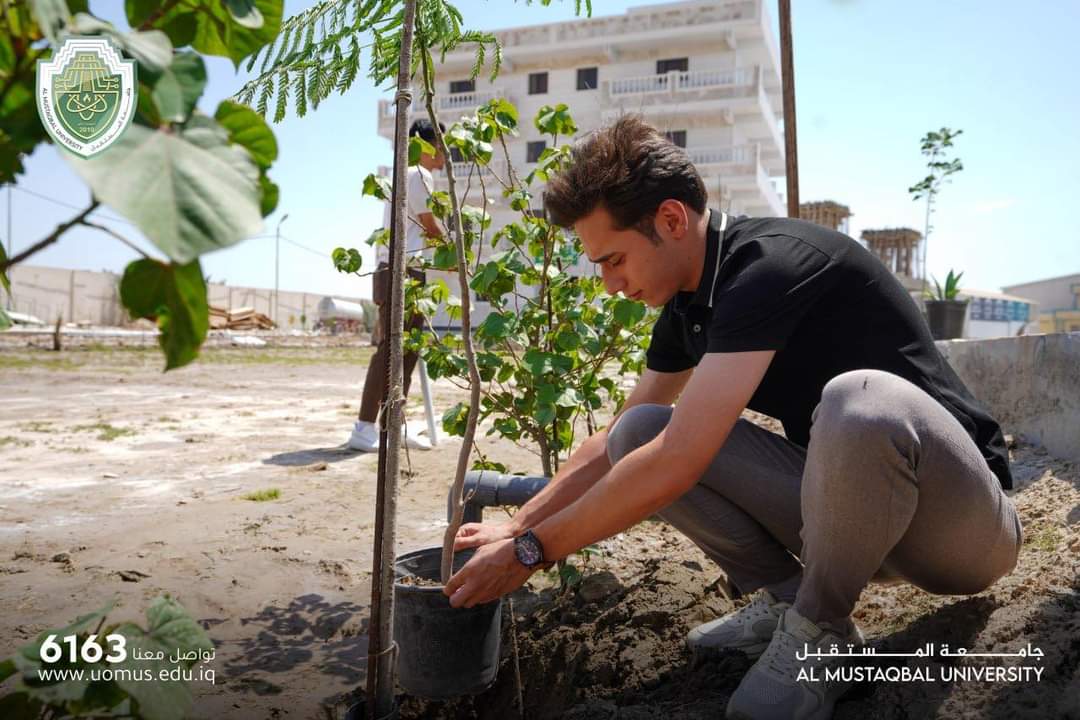 "نشاط طلابي لقسم الأمن السيبراني: حملة تشجير في جامعة المستقبل لتعزيز المساحات الخضراء"