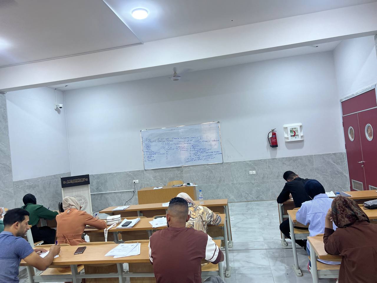 جانب من الامتحان اليومي لطلبة المرحلة الثالثة /تحليل قوائم مالية