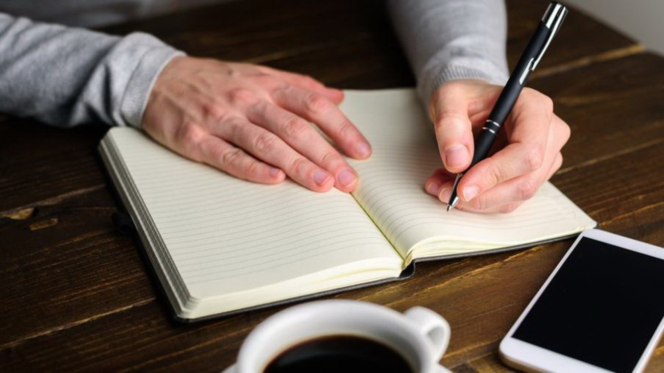 A scientific article by the teaching assistant (Afrah Hussein Jihad) entitled “The harms of writing with the left hand: Fact or exaggeration?”