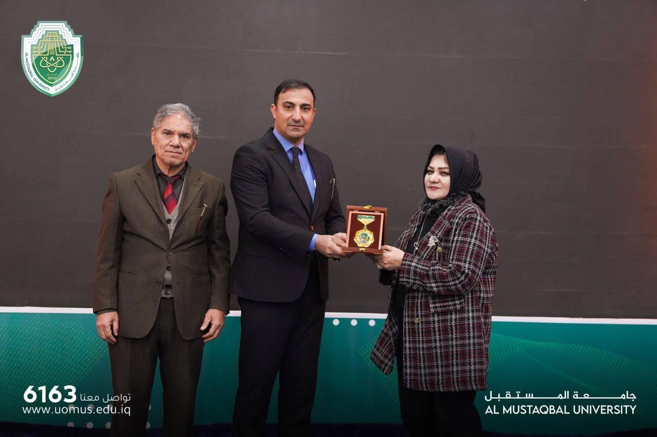تكريم مسؤولة الانشطة ( الدكتوره فريال الضفيري مسؤولة الجودة (الدكتوره ساره مهدي ) في حفل انجازات 2024 .