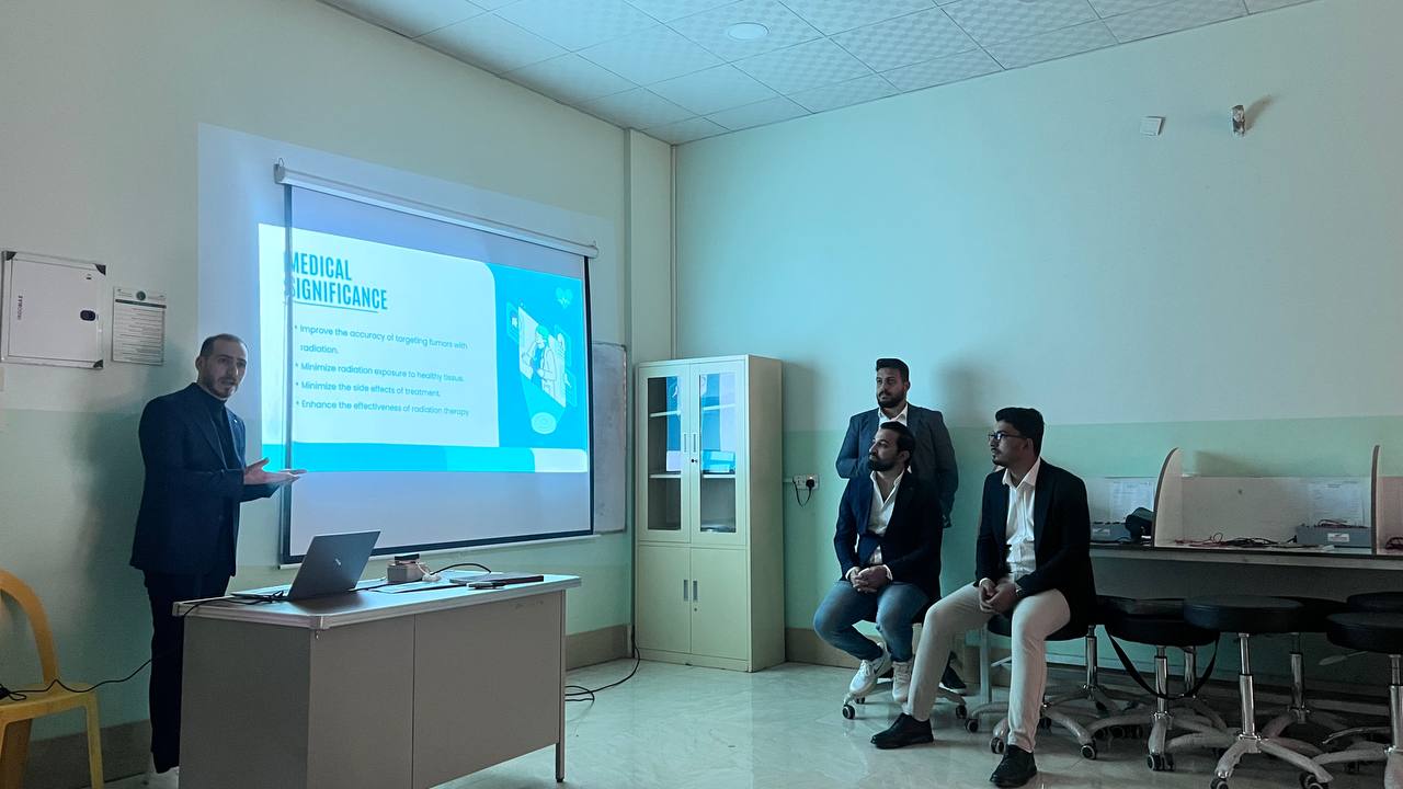 رئيس قسم هندسة تقنيات الاتصالات الاستاذ الدكتور حيدر جبار عبد نصار الجنابي يترأس لجنة مناقشة مشاريع طلبة المرحلة الخامسة لقسم هندسة الطب الحياتي في جامعة المستقبل 