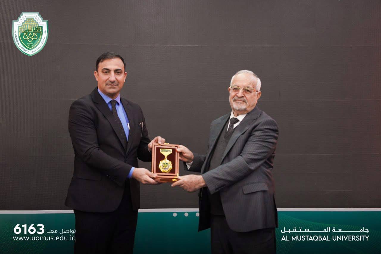 تكريم رئيس قسم علوم الحياة الاستاذ الكتور علي شعلان معيلف وحصوله على درع الابداع 