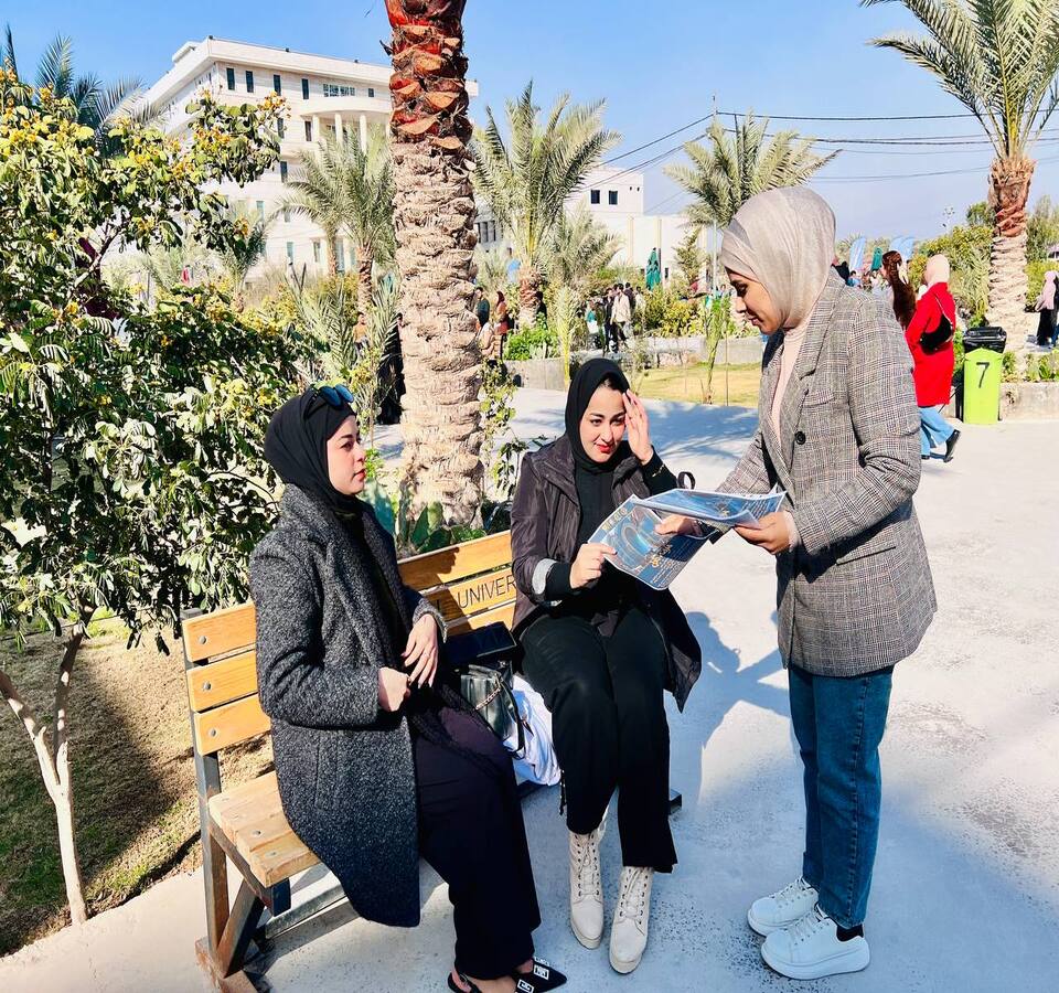 قسم الآثار يوزعون بروشورات تثقيفية حول أهمية المواقع الأثرية