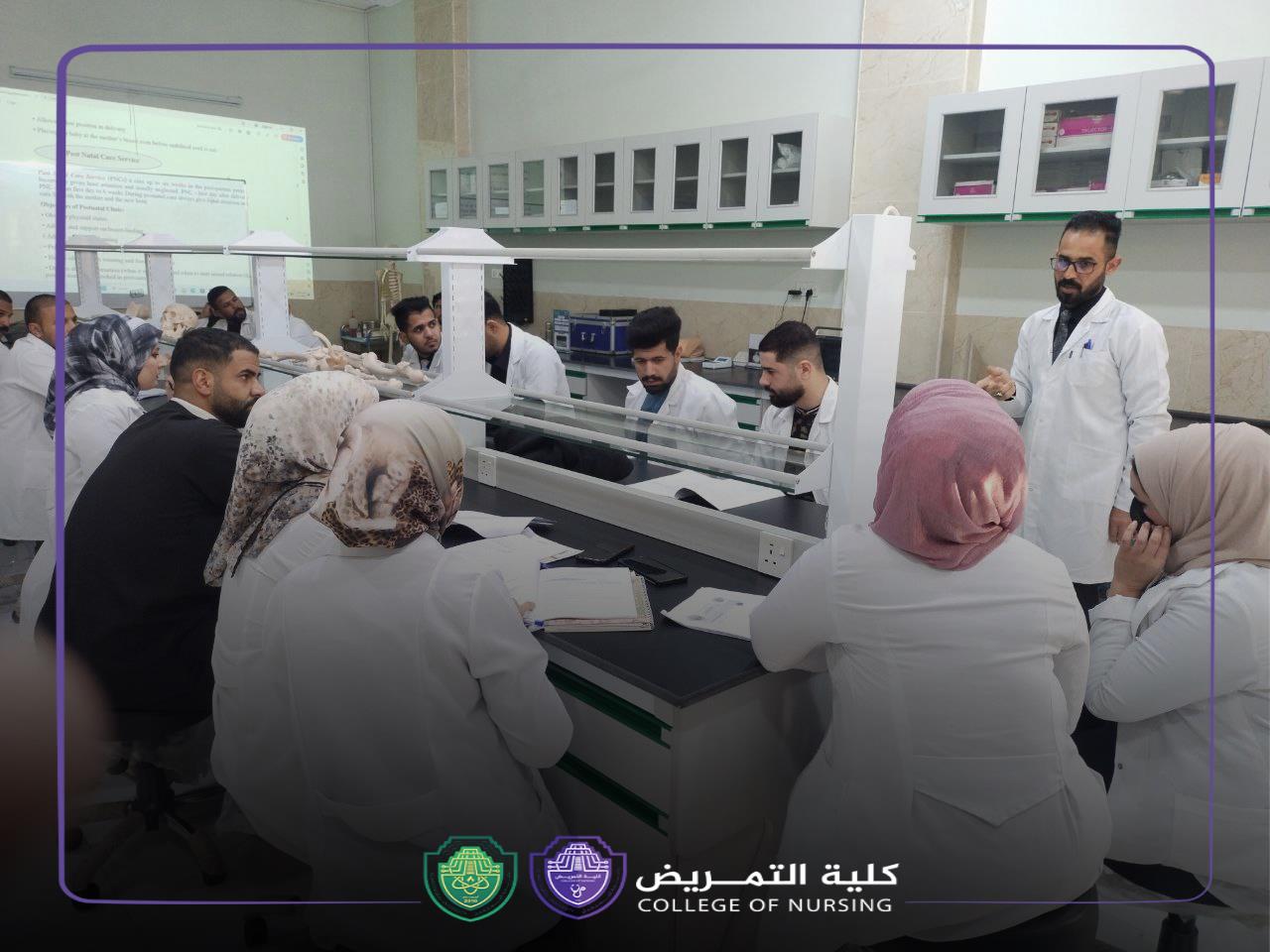 تدريب عملي لطلاب المرحلة الرابعة في كلية التمريض حول العناية بالأم بعد الولادة
