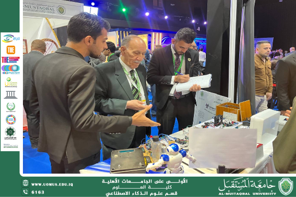 طلاب قسم الذكاء الاصطناعي  يشرحون  الاجهزة معروضة في بوث القسم ضمن فعاليات أسبوع الاستدامة