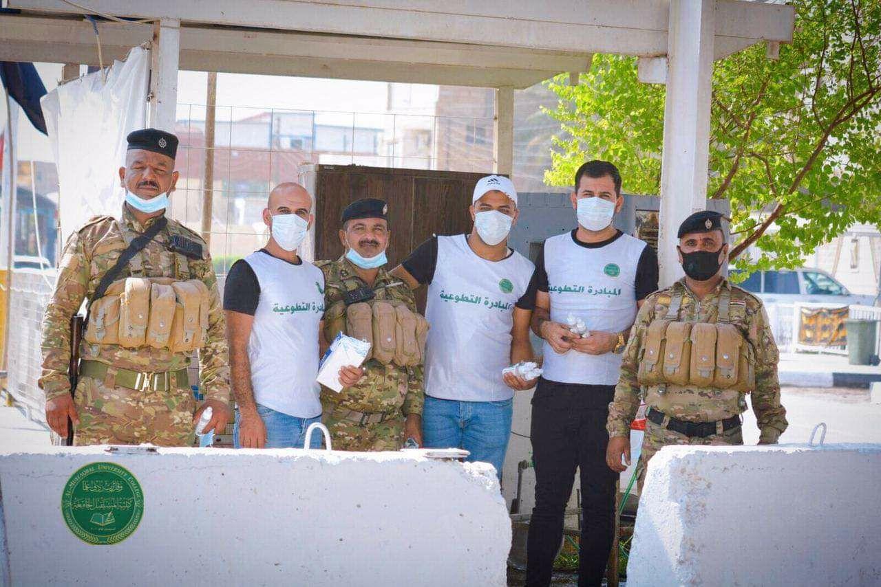 بادرت كلية المستقبل الجامعة  في توزيع المعقمات والكمامات لابطال القوات الامنيه ..