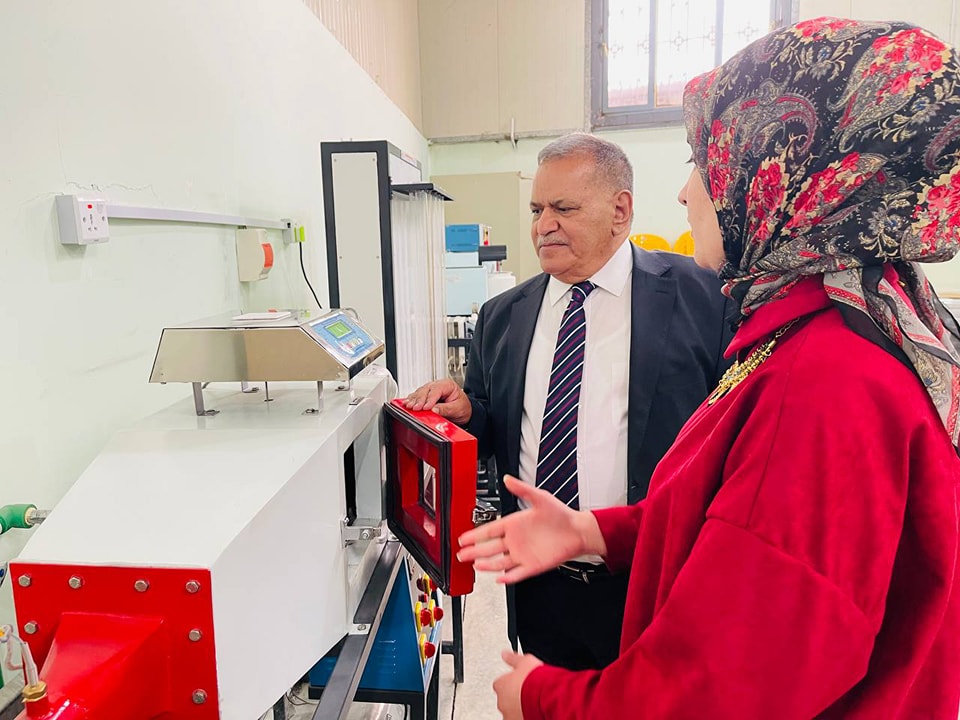 السيد عميد كلية المستقبل الجامعة الأستاذ الدكتور حسن شاكر مجدي يجري جولة في اقسام الكلية و يتابع الدوام الحضوري في المختبرات و القاعات الدراسية