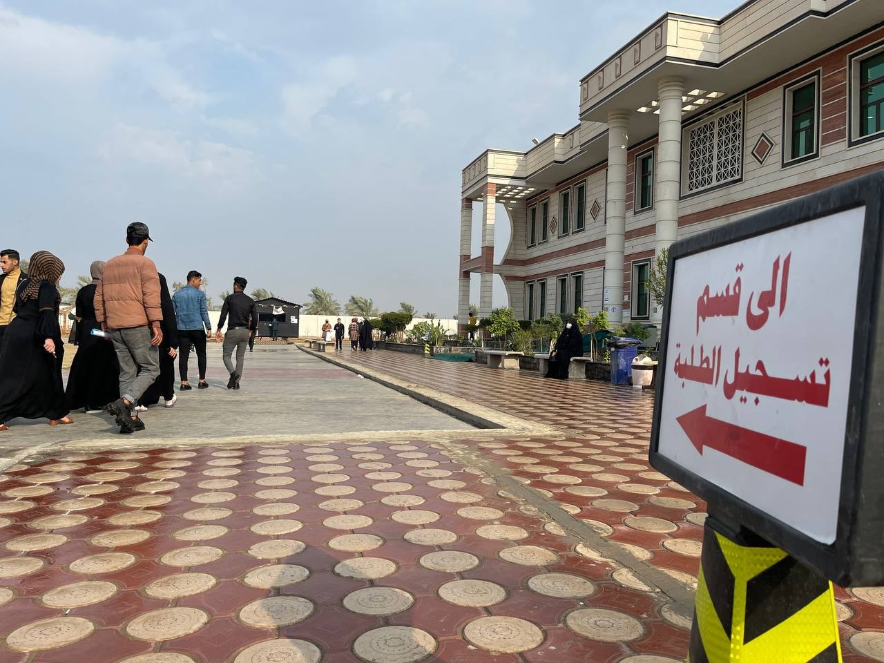 استمرار توافد طلبتنا الاعزاء وعوائلهم الكريمة لشعبة التسجيل في كلية المستقبل الجامعة