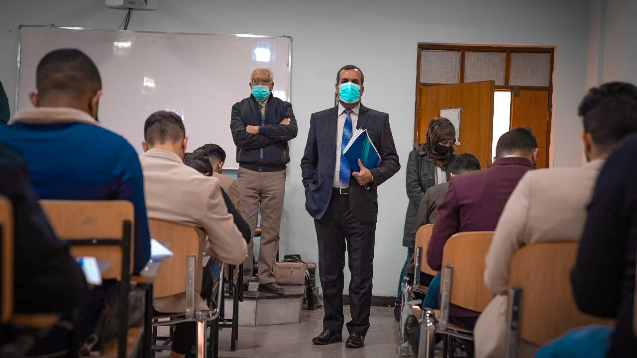 استمرار الامتحانات الحضوريه النهائية للفصل الدراسي الاول في كلية المستقبل الجامعة 