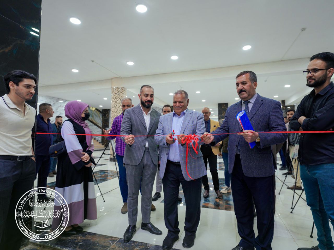 قسم طب الاسنان في كلية المستقبل الجامعة يقيم معرضاََ للرسم في اروقة الكلية  