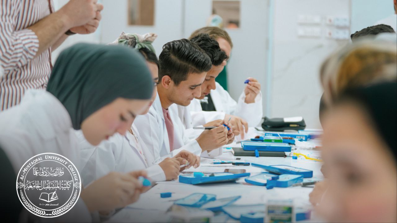 جانب من المحاضرات العملية لطلبة قسم طب الاسنان المرحلة الاولى في مختبر تشريح الاسنان 