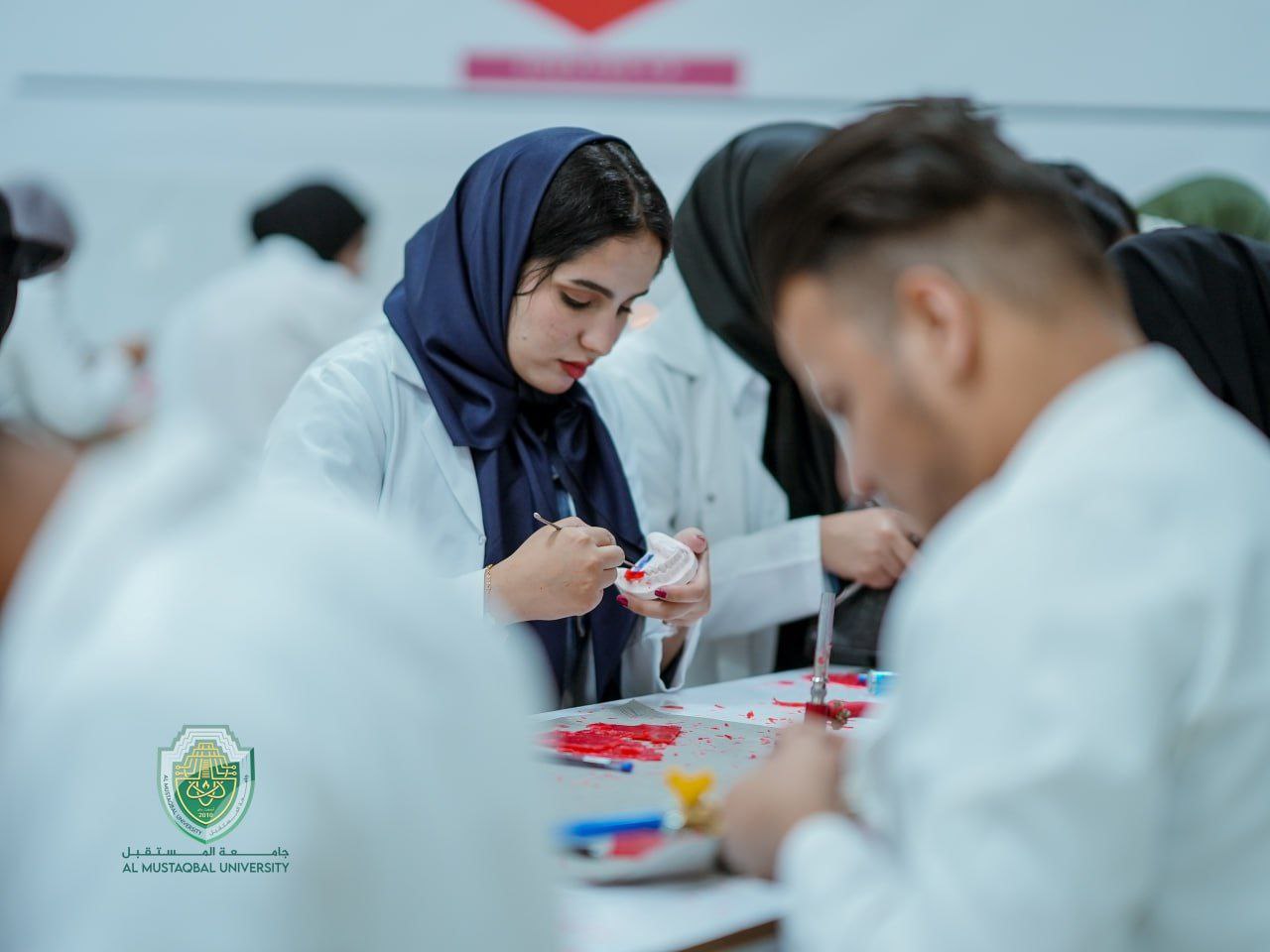 جانب من المحاضرات العملية داخل المختبرات الطبية والعيادات الاستشارية لطلبة كلية طب الاسنان في جامعة المستقبل