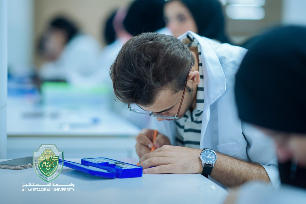 جانب من المحاضرات العملية لطلبة كلية طب الاسنان المرحلة الاولى في مختبر تشريح الاسنان