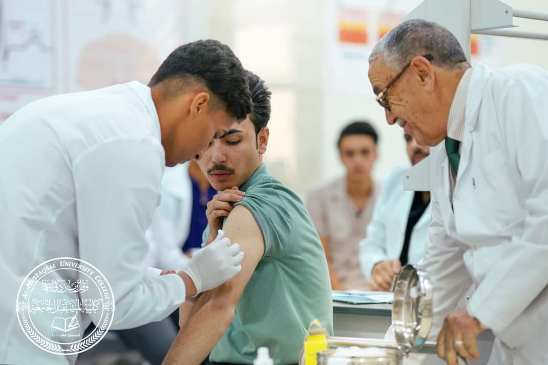 جانب من المحاضرات العملية لطلبة قسم التمريض داخل المختبرات الطبية