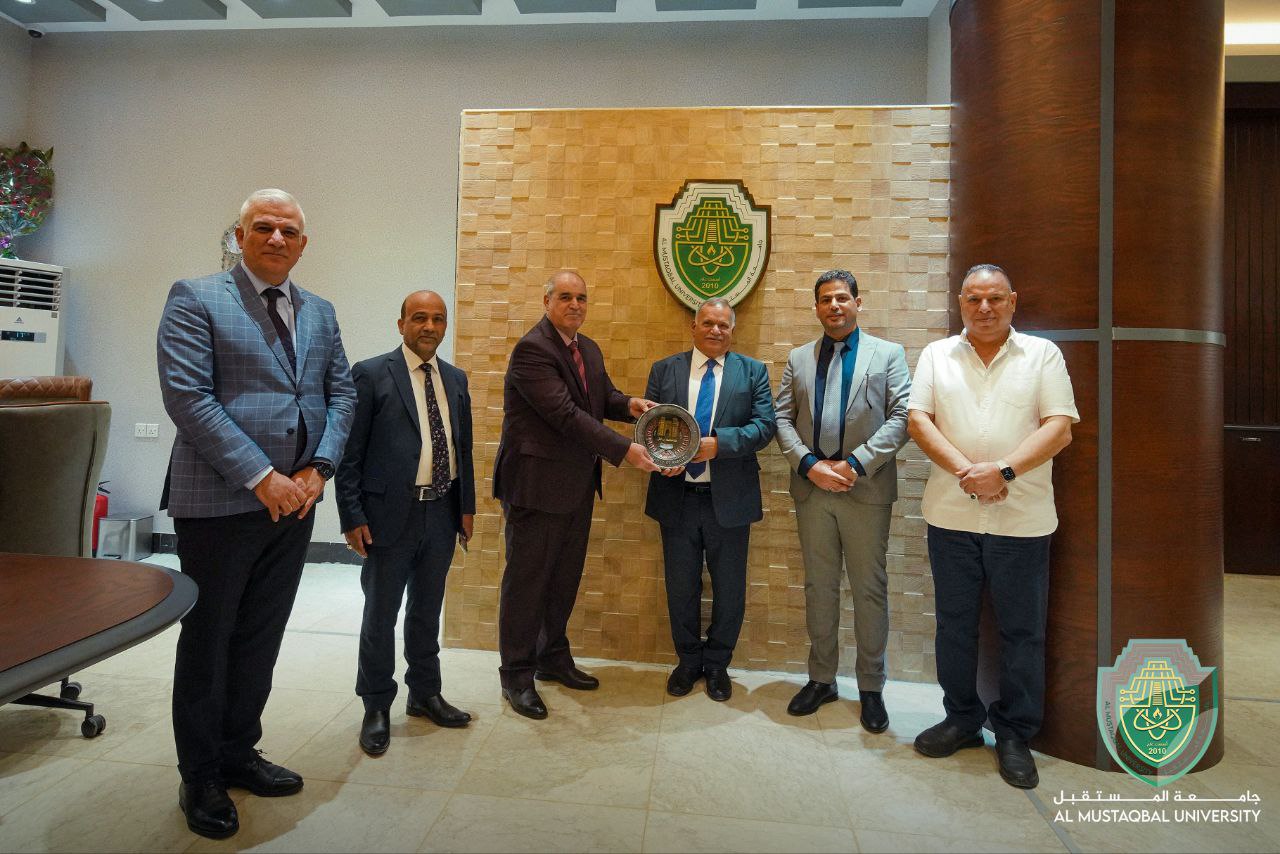 رئيس جامعة بابل يزور جامعة المستقبل لتقديم التهاني بمناسبة تحويل كلية المستقبل الى جامعة . 