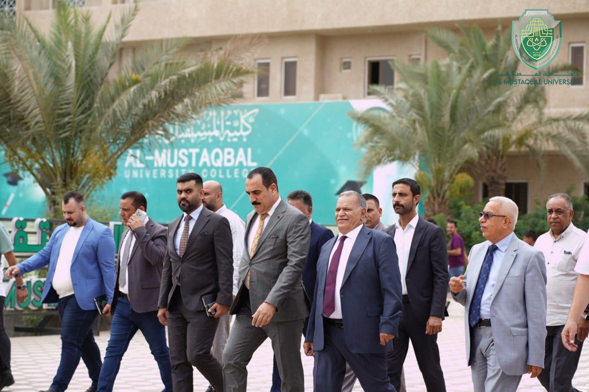 السيد وكيل وزير التعليم العالي للشؤون الادارية الاستاذ الدكتور عدنان الجميلي يزور جامعة المستقبل ويشيد بأداء الامتحانات النهائية التي تجري فيها .