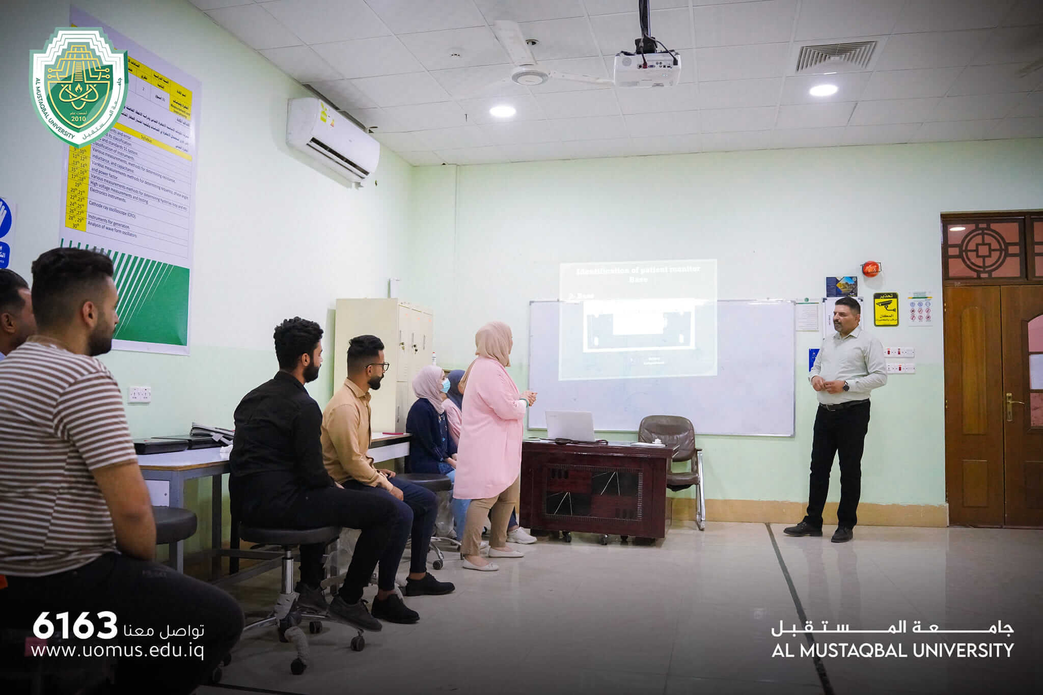 جانب من المحاضرات النظرية لطلبة جامعة المستقبل