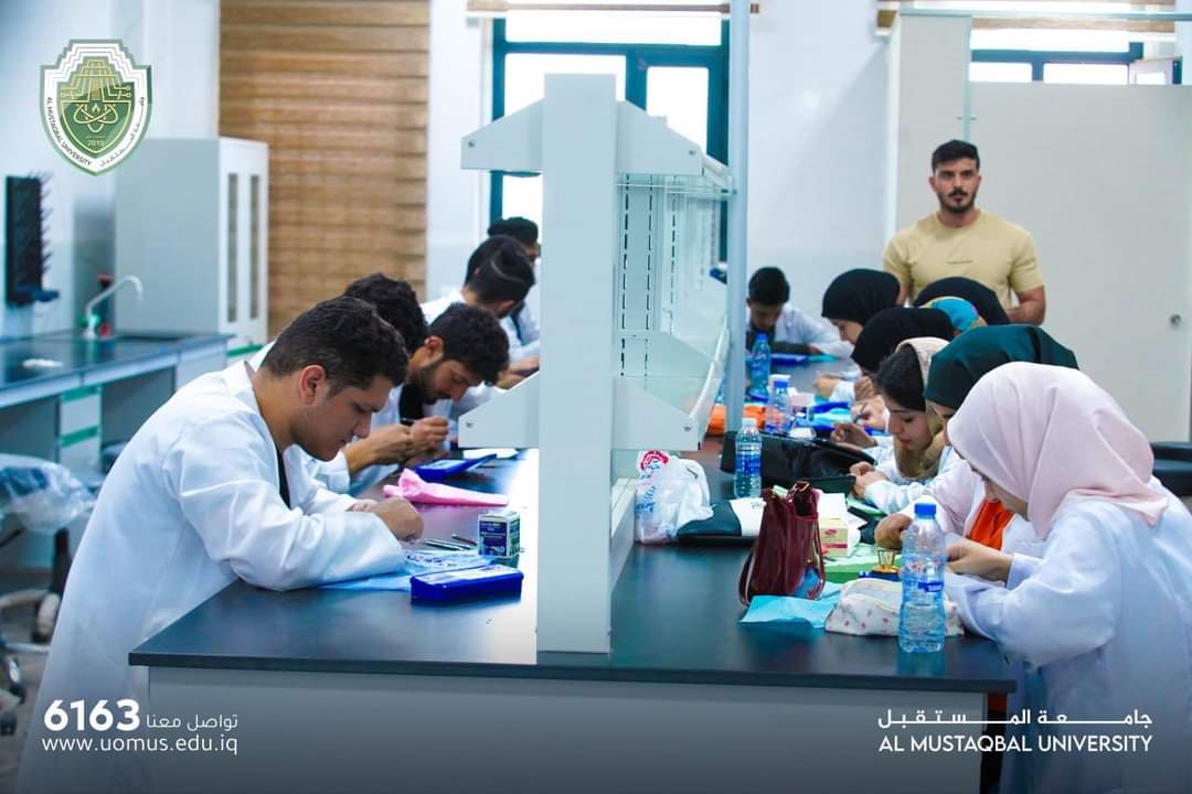 جانب من المحاضرات العملية لطلبة قسم تقنيات صناعة الاسنان في كلية التقنيات الصحية والطبية في جامعة المستقبل 